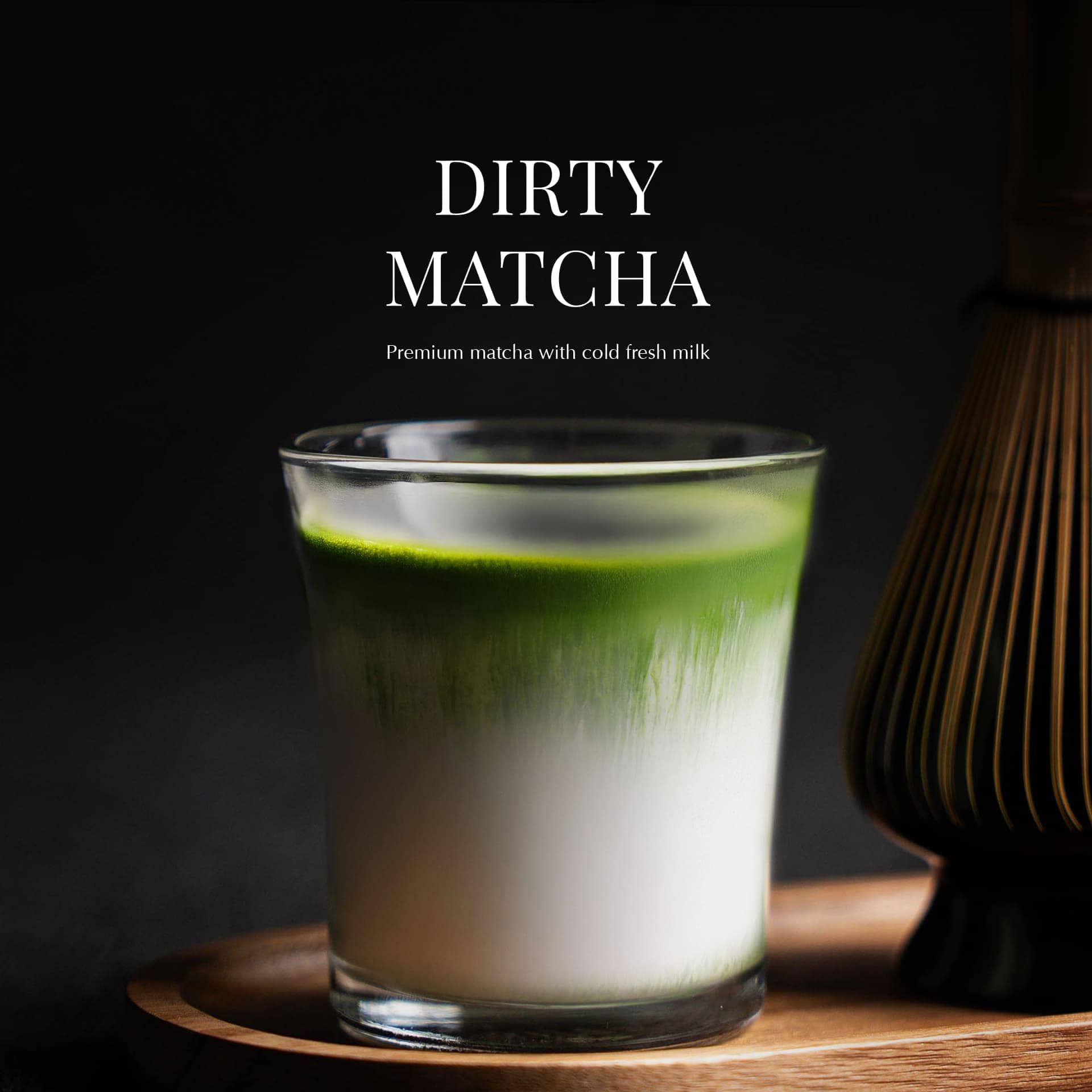 เครื่องดื่ม เดอร์ตี้มัทฉะ ของ Davin Cafe ที่มีมัทฉะพรีเมียมเทราดบนนมสดเย็น จัดวางคู่กับแปรงชงชา.