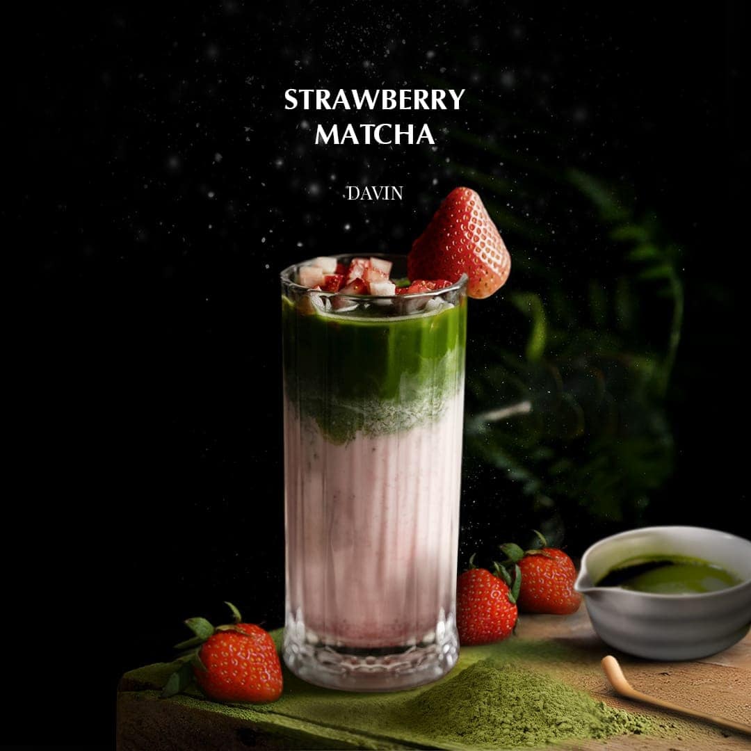 เครื่องดื่ม สตรอว์เบอร์รีมัทฉะ ของ Davin Cafe เสิร์ฟในแก้วทรงสูง ตกแต่งด้วยสตรอว์เบอร์รีสด.