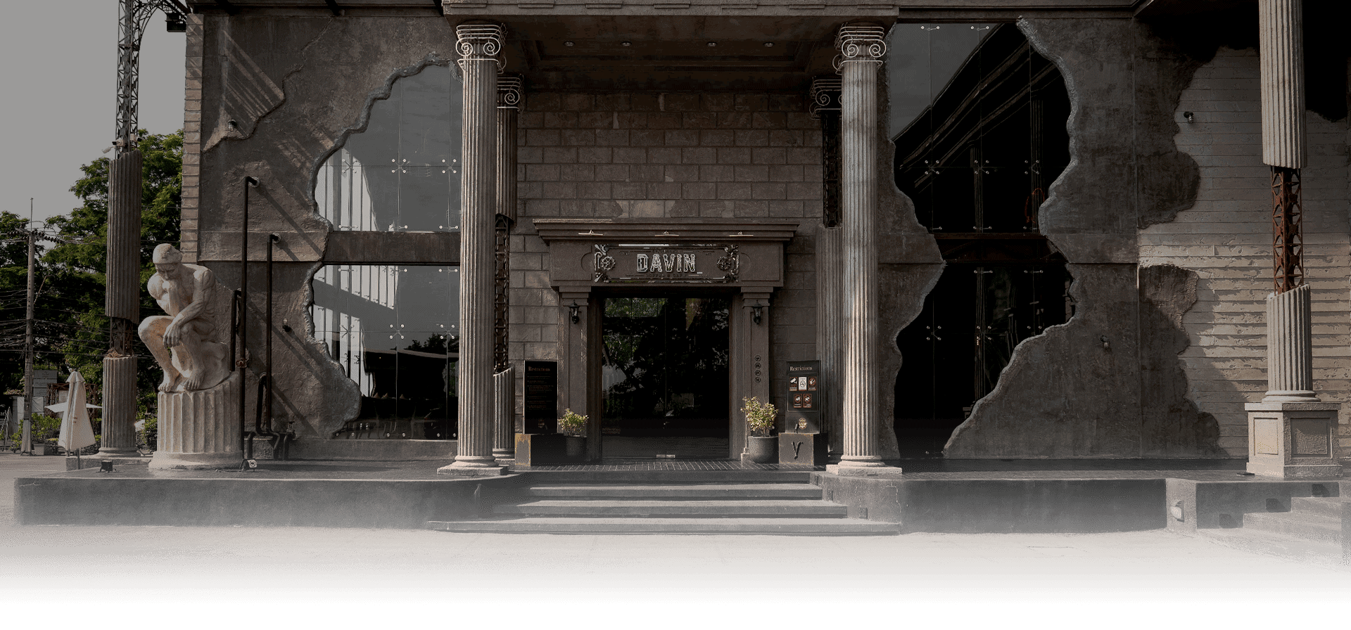 The entrance of Davin Cafe, a well-known Ramintra café and coffee shop with unique Italian-inspired architecture.