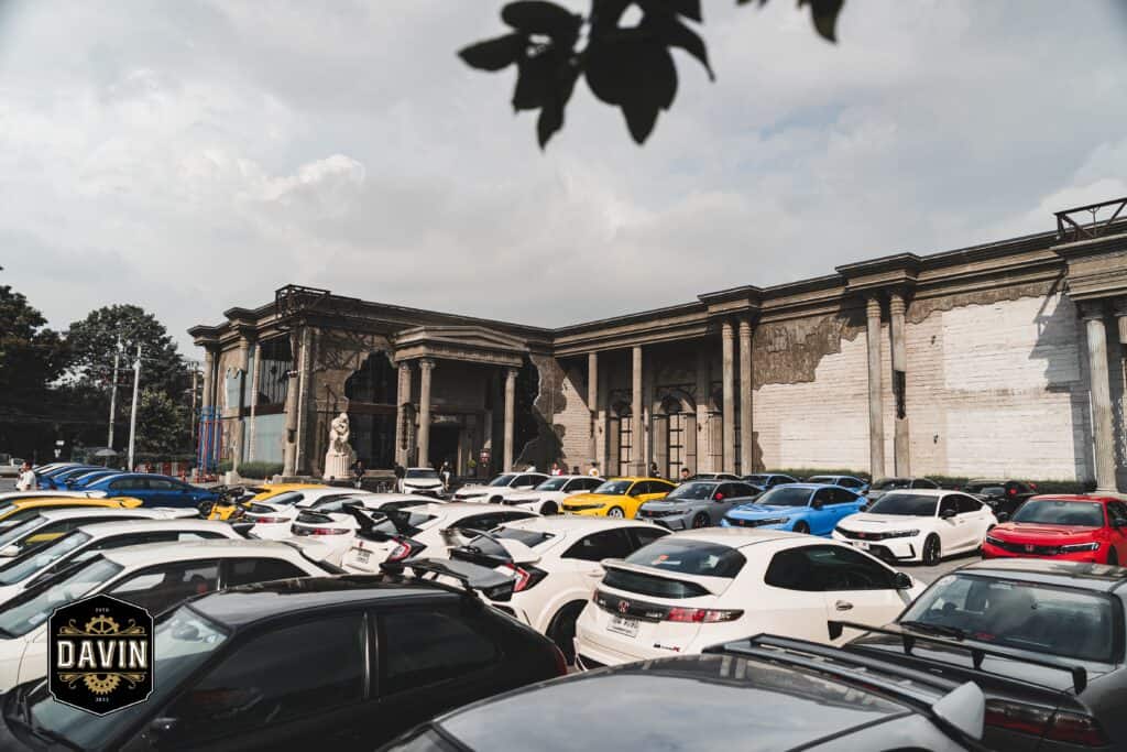 ภาพลานจอดรถที่เต็มไปด้วยรถ Honda Civic หลายรุ่นในงานรวมตัวรถยนต์ที่ Davin Cafe สถานที่จัดงาน.