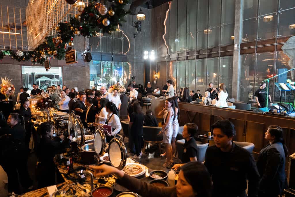 ภาพสื่อสารการจัดงานเลี้ยงบริษัทที่ Davin Cafe แสดงบรรยากาศการให้บริการอาหารและพื้นที่นั่งของแขกองค์กร สะท้อนความพร้อมของสถานที่จัดงานเลี้ยงบริษัทที่รองรับทุกขนาดทีมและงบประมาณ