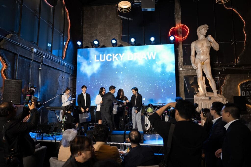 บรรยากาศการจัดงานเลี้ยงบริษัทภายในร้านอาหาร แขกองค์กรนั่งพูดคุยและสร้างเครือข่ายทางธุรกิจระหว่างงาน ท่ามกลางพื้นที่จัดอีเวนต์ที่รองรับทั้งการรับประทานอาหารและกิจกรรมบนเวที