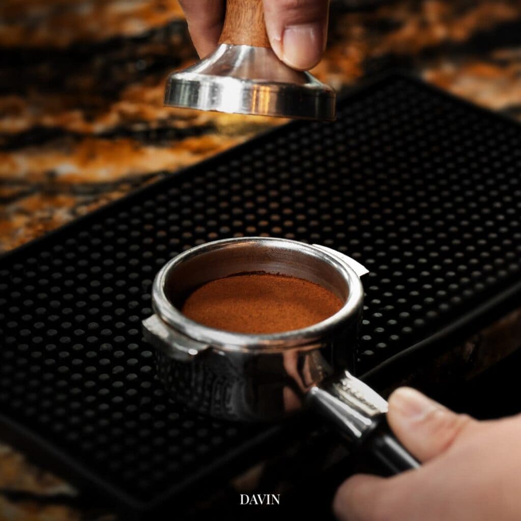 Professional espresso tamping process at Davin Cafe, a coffee shop in Ramintra focused on precision, consistency, and specialty coffee quality