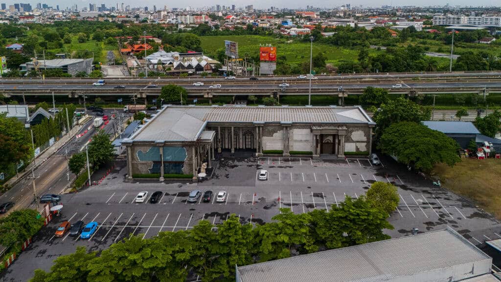 ภาพมุมสูงสถานที่จัดงานอีเวนต์ขนาดใหญ่ พร้อมลานจอดรถกว้าง รองรับงานองค์กร งานเปิดตัวสินค้า และกิจกรรมแบรนด์ในกรุงเทพฯ