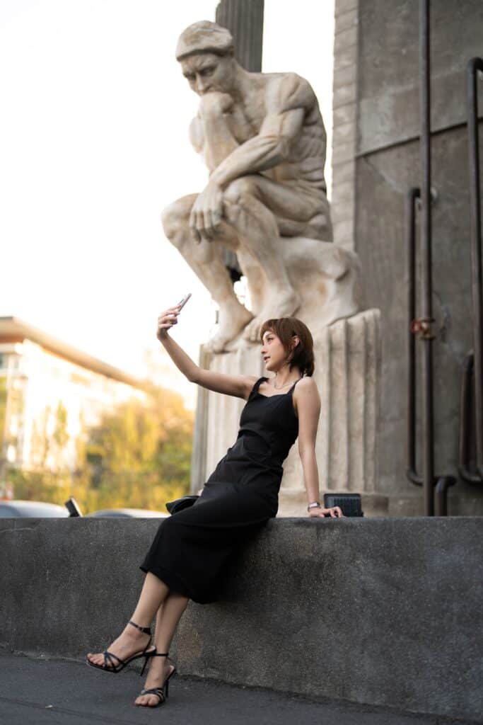 โมเมนต์วันวาเลนไทน์สไตล์โมเดิร์นของผู้หญิงในบรรยากาศศิลปะและสถาปัตยกรรม สื่อถึงความรักในแบบร่วมสมัยและการใช้เวลากับตัวเอง