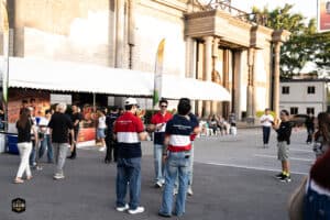 ผู้คนสนุกสนานในงานอีเวนต์กลางแจ้งที่ Davin Cafe พร้อมกิจกรรมและบรรยากาศสุดสนุกในงาน "The First Ultim.