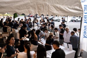 เที่ยวงานอีเวนต์ที่เดวิน คาเฟ่ พร้อมผู้คนมากมายในบรรยากาศสนุกสนานและเป็นกันเอง.