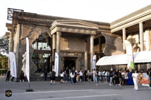 ร้านกาแฟ Davin Cafe สไตล์โมเดิร์น พร้อมกลุ่มลูกค้ารอเข้าใช้บริการในงานอีเวนต์ The First Ultimate เที.