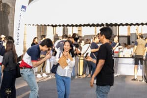 ถ่ายภาพกลุ่มคนสนุกสนานในงานอีเวนต์ที่ Davin Cafe, บรรยากาศเป็นกันเองและเต็มไปด้วยความสุข.