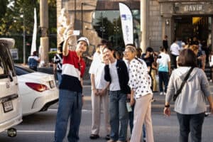 ถ่ายภาพกลุ่มคนถ่ายเซลฟี่หน้าร้าน Davin Cafe ในงานกิจกรรม "The First Ultimate เที่ยวสุดโลก" 15 พ.ย. 2.