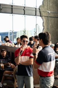 นักดนตรีเล่นกีตาร์และร้องเพลงในงานอีเวนต์ที่ Davin Cafe, บรรยากาศสนุกสนานและเป็นกันเองในกลุ่มผู้ชมที.