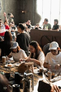 ดาริน คาเฟ่ บรรยากาศในร้านกับผู้คนสนุกสนานในงานอีเวนต์ เที่ยวสุดโลก 2025.