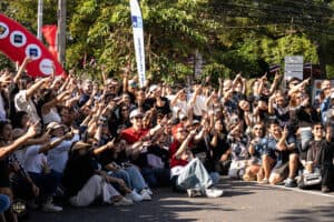 ภาพกลุ่มคนร่วมกิจกรรมกลางแจ้งในงานอีเวนต์ใหญ่ที่มีบรรยากาศสนุกสนานและเป็นกันเองในบรรยากาศธรรมชาติร่ม.