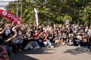 กิจกรรมกลุ่มคนร่วมงานเทศกาลดนตรีและงานอีเวนต์ที่สนุกสนานในบรรยากาศกลางแจ้ง.