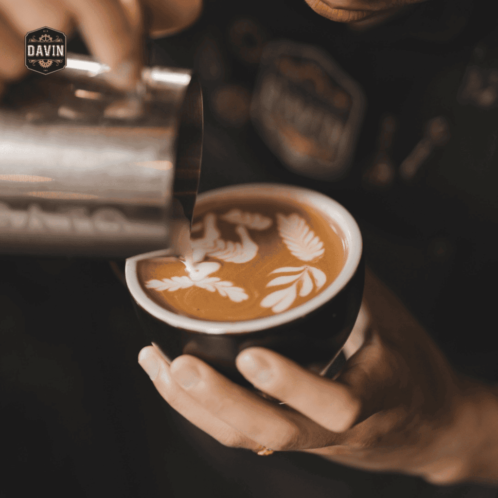 ลาเต้อาร์ต บาริสต้ากำลังสร้างลวดลายลาเต้อาร์ตบนกาแฟลาเต้สเปเชียลตี้ด้วยเทคนิคการรินนมในคาเฟ่กาแฟพรีเมียม