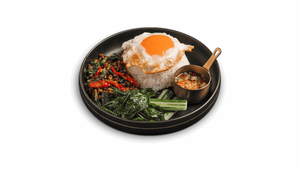 เมนู BEEF BASIL STIR-FRY WITH RICE จาก DAVIN CAFE ร้านอาหารในกรุงเทพ ผัดกะเพราเนื้อรสเข้มข้น เสิร์ฟพร้อมข้าวสวยและไข่ดาว ไข่แดงเยิ้ม หอมใบกะเพราและพริกสด เป็นเมนูร้านอาหารยอดนิยมในกรุงเทพที่สายกินต้องลอง