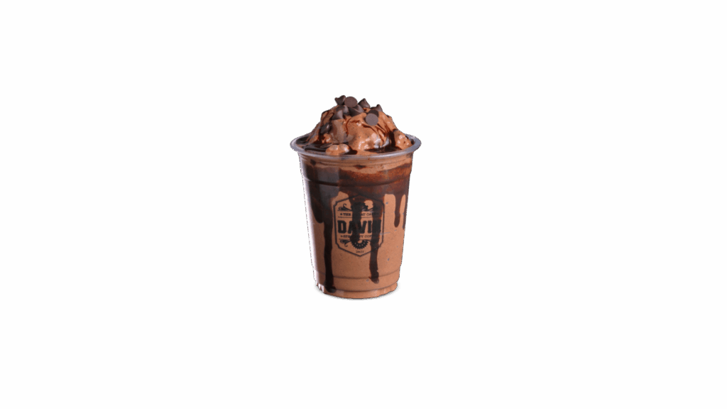เมนู CHOCO BANANA จาก DAVIN CAFE คาเฟ่พรีเมียมในกรุงเทพ เครื่องดื่มช็อกโกแลตปั่นผสมกล้วยหอม ราดซอสช็อกโกแลตเข้มข้น ท็อปด้วยวิปครีมและช็อกโกแลตชิพ รสชาติหวานมันเข้มข้น เหมาะสำหรับสายคาเฟ่และคนรักของหวาน