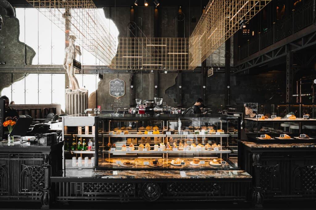 คาเฟ่เค้กอร่อย บรรยากาศคาเฟ่ขนมหวานสไตล์ยุโรปพร้อมตู้โชว์เค้กหลากหลายเมนูที่ Davin Cafe