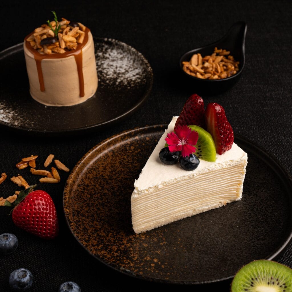 คาเฟ่เค้กอร่อย เมนูเครปเค้กผลไม้สดพรีเมียมกับสตรอว์เบอร์รี กีวี และบลูเบอร์รี ในคาเฟ่ขนมหวานสไตล์ยุโรป