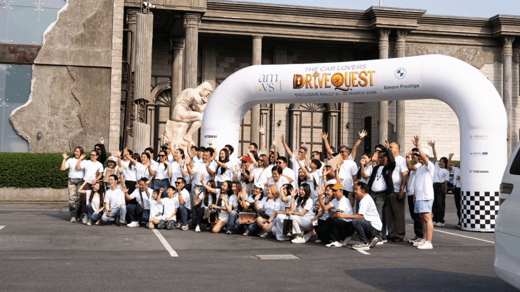 ภาพหมู่ผู้เข้าร่วมงาน The Car Lovers Drive Quest 2026 ที่ DAVIN CAFE สถานที่จัดงานอีเว้นท์ยอดนิยม แสดงบรรยากาศ community event และ outdoor event venue ที่รองรับผู้เข้าร่วมจำนวนมาก