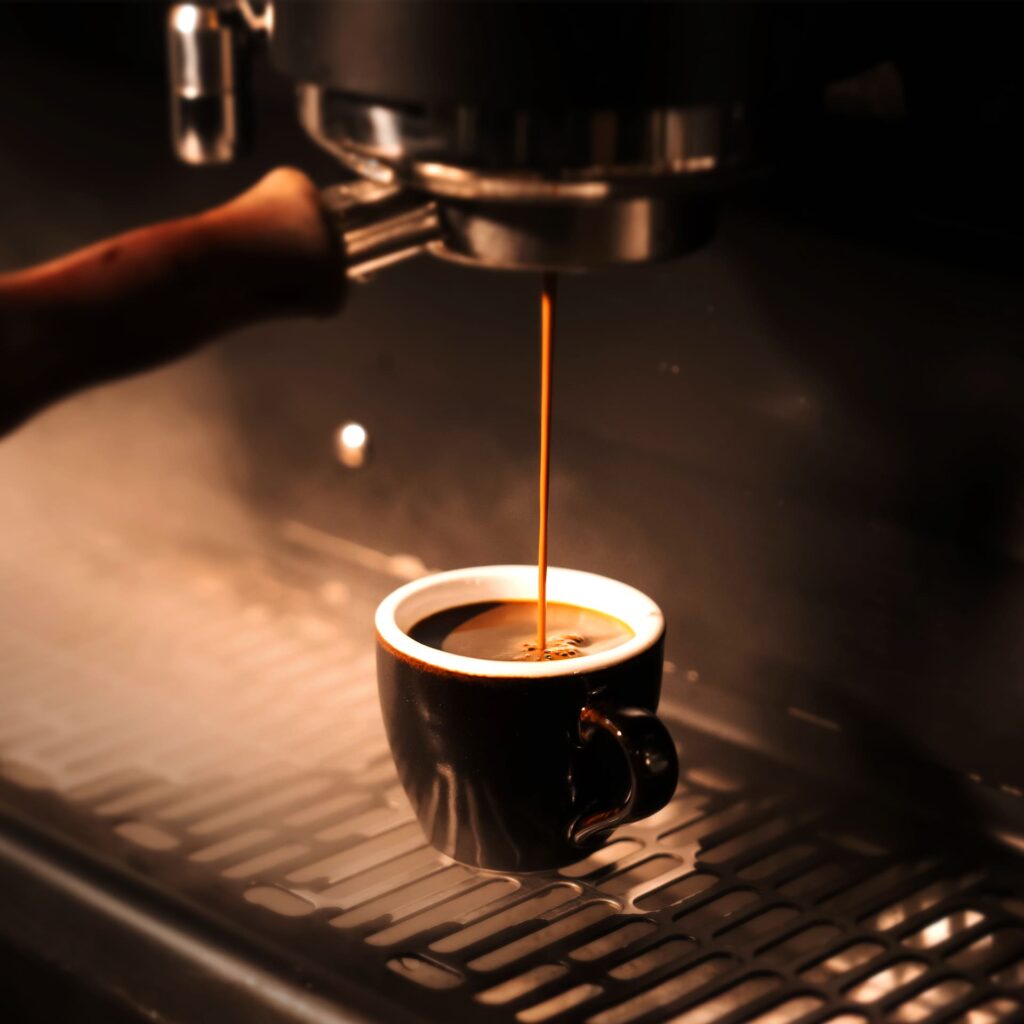 ช็อต เอสเปรสโซ่ เข้มข้นสกัดสดจากเครื่องชงกาแฟระดับพรีเมียมที่ DAVIN CAFE คาเฟ่ Specialty Coffee สำหรับสายกาแฟตัวจริงในกรุงเทพ