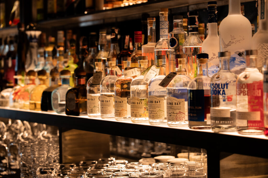 ชั้นวางสุราพรีเมียมภายในร้านอาหารจัดเลี้ยงและ cocktail bar ที่คัดเลือกเครื่องดื่มหลากหลายแบรนด์เพื่อสร้างประสบการณ์ดื่มแบบลักชัวรีในกรุงเทพ