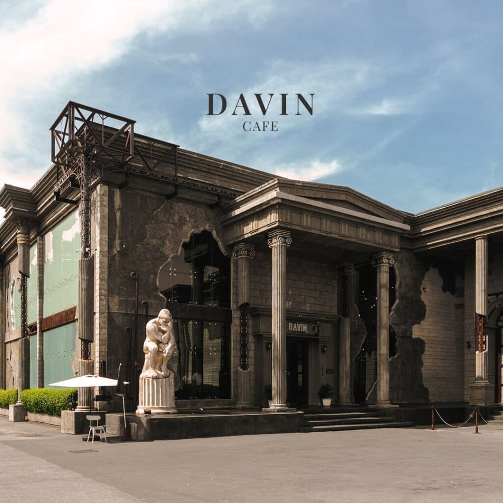 ด้านหน้า DAVIN CAFE คาเฟ่และร้านกาแฟ Espresso สไตล์พรีเมียมในกรุงเทพ โดดเด่นด้วยสถาปัตยกรรมสุดหรูสำหรับสาย Specialty Coffee และคนรักเอสเปรสโซ่ตัวจริง