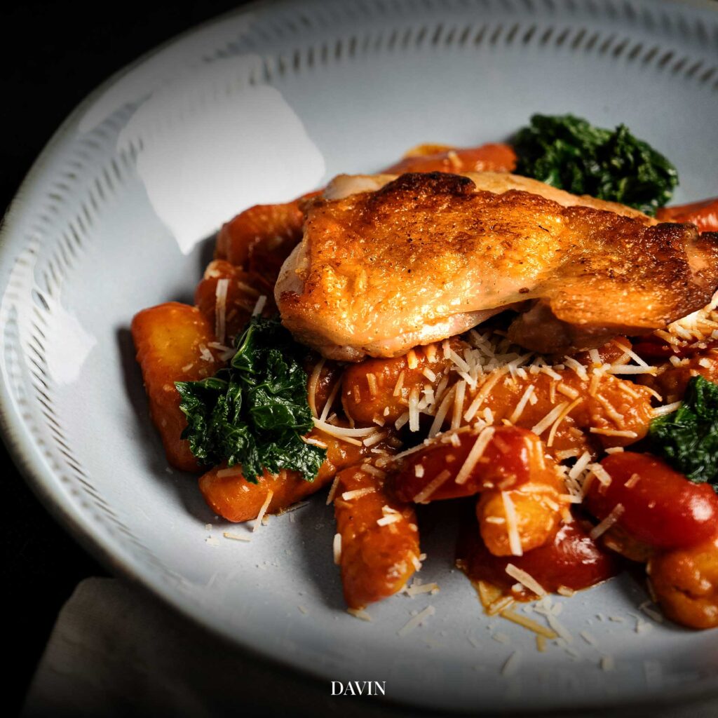พาสต้า gnocchi ซอสมะเขือเทศเข้มข้น เสิร์ฟพร้อมไก่อบหนังกรอบที่ Davin Cafe กรุงเทพ