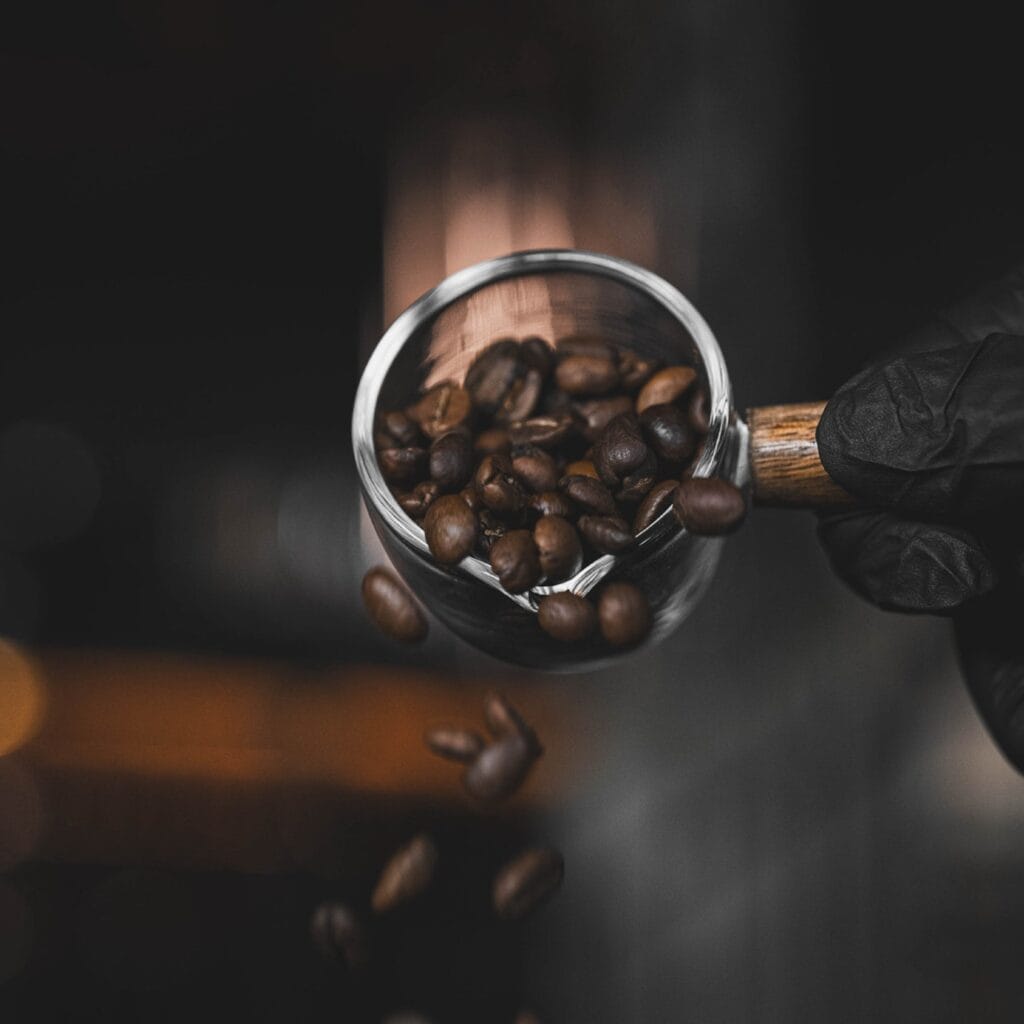 เมล็ดกาแฟคั่วคัดพิเศษสำหรับ cold brew ที่ DAVIN CAFE แสดงขั้นตอนการคัดเลือกเมล็ดกาแฟคุณภาพสูงเพื่อสร้างรสชาติที่นุ่มละมุน หวานธรรมชาติ กลิ่นหอมซับซ้อน และเอกลักษณ์ของกาแฟสกัดเย็นระดับ Specialty Coffee