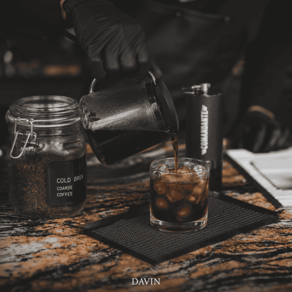 Cold Brew จาก DAVIN CAFE กำลังถูกเสิร์ฟจากกาแฟสกัดเย็นที่ผ่านการแช่สกัดอย่างพิถีพิถัน แสดงกระบวนการทำ Cold Brew เพื่อดึงรสชาตินุ่มลึก หวานธรรมชาติ และกลิ่นหอมซับซ้อนสำหรับคอกาแฟสเปเชียลตี้