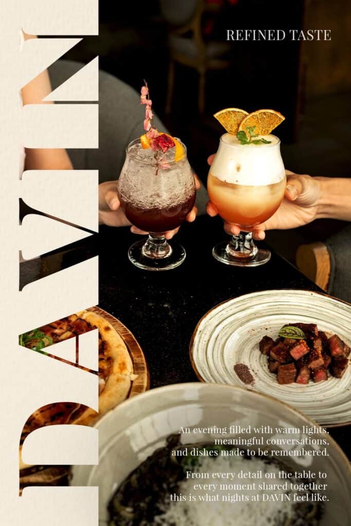 เครื่องดื่มและอาหารบนโต๊ะดินเนอร์ของ Davin Cafe ในบรรยากาศแสงอบอุ่น สื่อถึงประสบการณ์คาเฟ่พรีเมียมที่จับคู่กาแฟ เข้ม เครื่องดื่มซิกเนเจอร์ และเมนูอาหารอย่างมีรสนิยม เหมาะสำหรับคนที่ต้องการมากกว่าการดื่มกาแฟธรรมดา