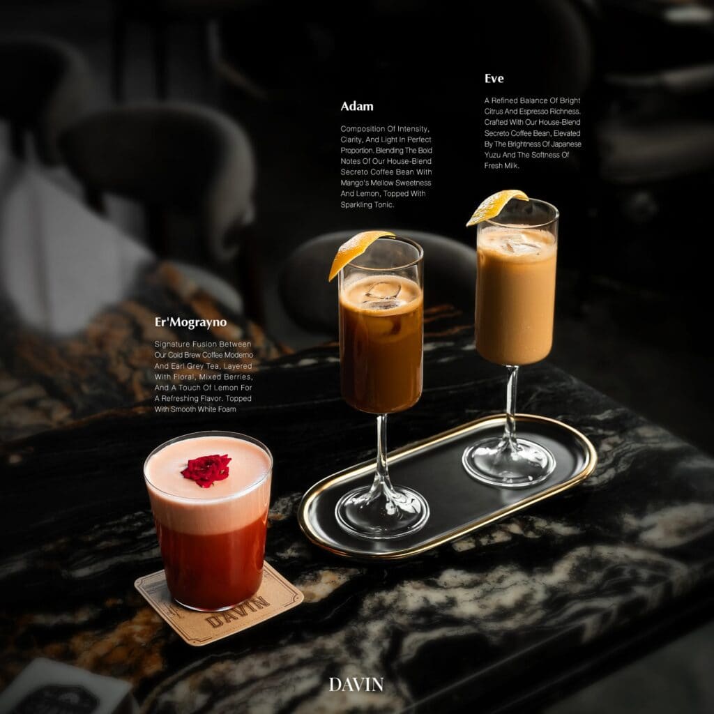 เมนูเครื่องดื่มซิกเนเจอร์ของ Davin Cafe ที่นำกาแฟ เข้มมาตีความเป็นเครื่องดื่มพรีเมียม ทั้งกาแฟเย็น กาแฟนม และกาแฟฟิวชัน เสิร์ฟบนเคาน์เตอร์หินอ่อนในบรรยากาศหรู เหมาะสำหรับคนที่อยากสัมผัสรสชาติกาแฟชัดเจนแต่มีมิติแตกต่างจากเมนูทั่วไป