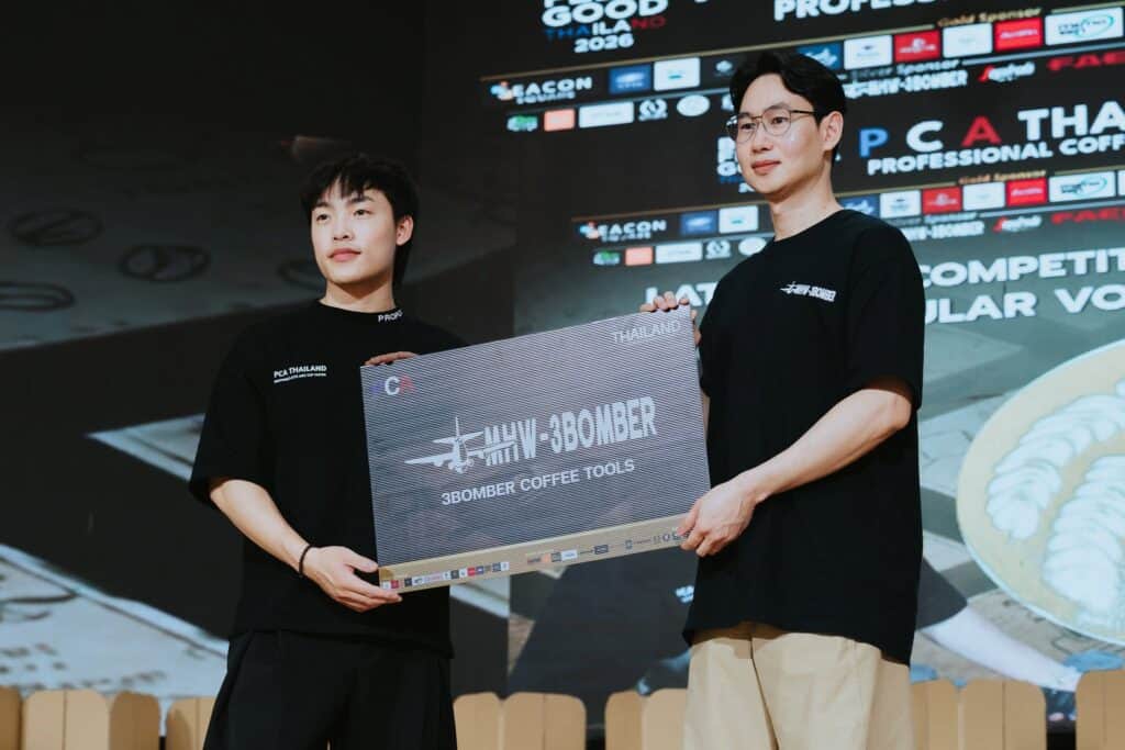 DAVIN CAFE barista receiving a special award at PCA Latte Art Thailand 2026, highlighting excellence in latte art, specialty coffee craftsmanship, and professional barista standards within Thailand’s coffee industry
