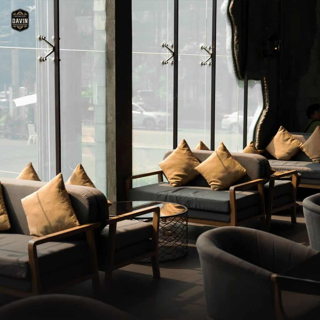 Window lounge seating at DAVIN CAFE, a Restaurant with Great Atmosphere Bangkok, featuring natural daylight, spacious seating, and a relaxing ambiance ideal for coffee, meetings, remote work, and casual dining in Bangkok.