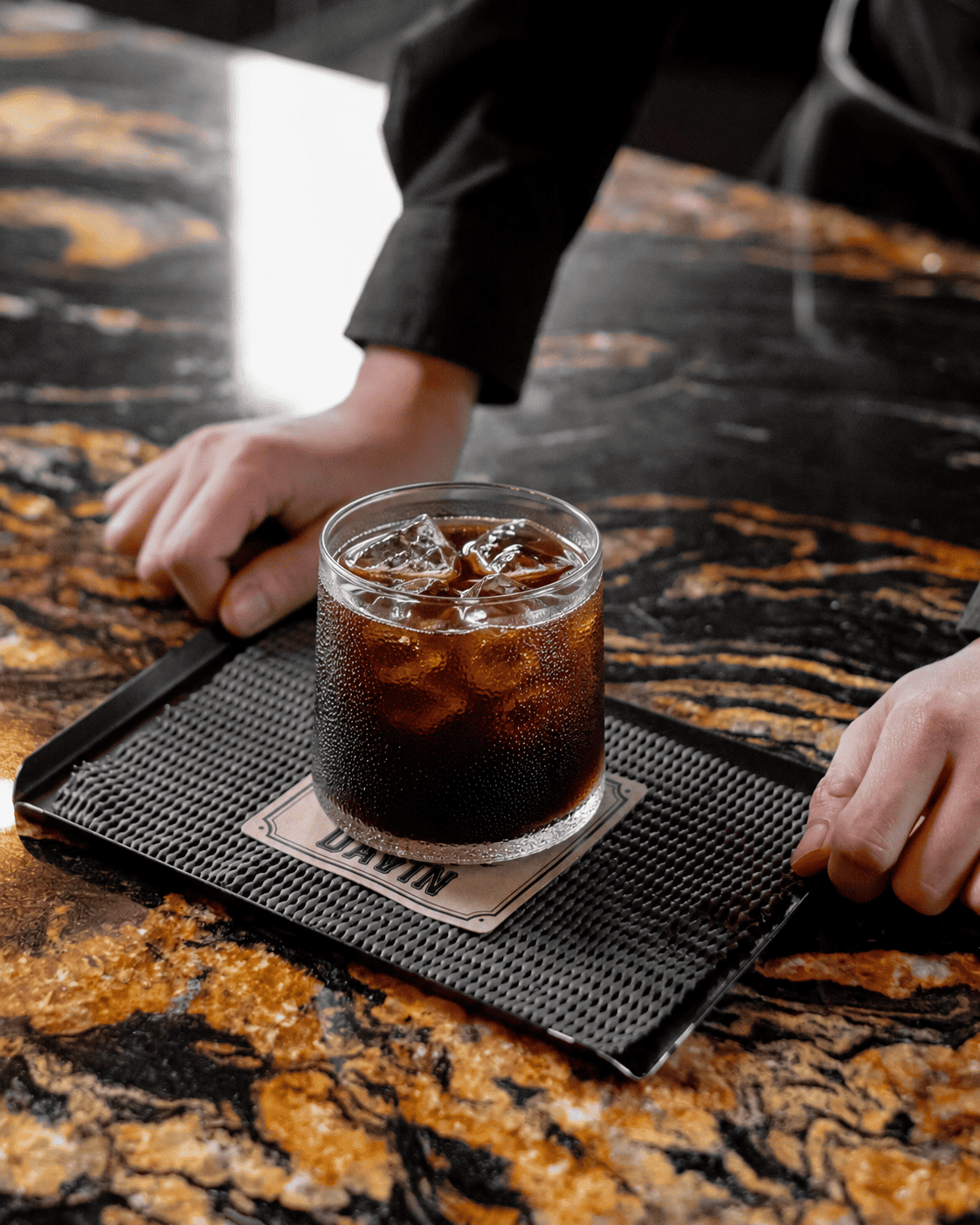 Cold Brew ซิกเนเจอร์จาก DAVIN CAFE เสิร์ฟพร้อมน้ำแข็งในแก้วเย็น แสดงเอกลักษณ์ของกาแฟสกัดเย็นที่ให้รสชาตินุ่มลึก หวานธรรมชาติ และกลิ่นหอมชัดเจน เหมาะสำหรับผู้ที่มองหาประสบการณ์ Specialty Cold Brew ระดับพรีเมียม