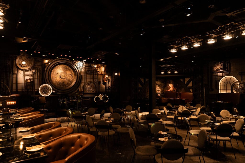 ภาพมุมกว้างภายใน VINSENS ร้านนั่งชิล กรุงเทพ ที่มีเวทีดนตรีสด โต๊ะนั่งหลายโซน แสงไฟอบอุ่น และบรรยากาศเลานจ์หรู เหมาะสำหรับนัดเพื่อนหลังเลิกงาน ดินเนอร์สบาย ๆ ฟังเพลง และใช้เวลาพักผ่อนในค่ำคืนที่ต้องการความเป็นส่วนตัวแต่ยังมีชีวิตชีวา