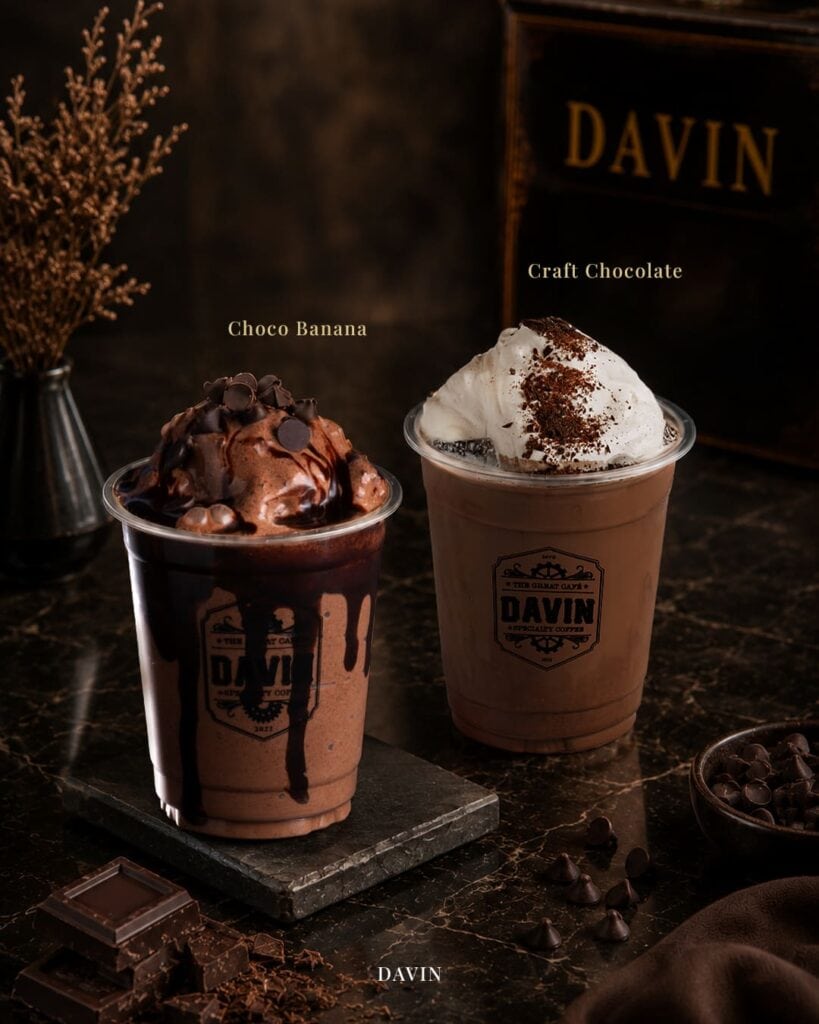 Choco Banana และ Craft Chocolate เมนูช็อกโกแลตเข้มข้นของ DAVIN CAFE เสิร์ฟเครื่องดื่มช็อกโกแลตพรีเมียมสองสไตล์ สำหรับคนรักช็อกโกแลตที่มองหารสชาติพิเศษในกรุงเทพ