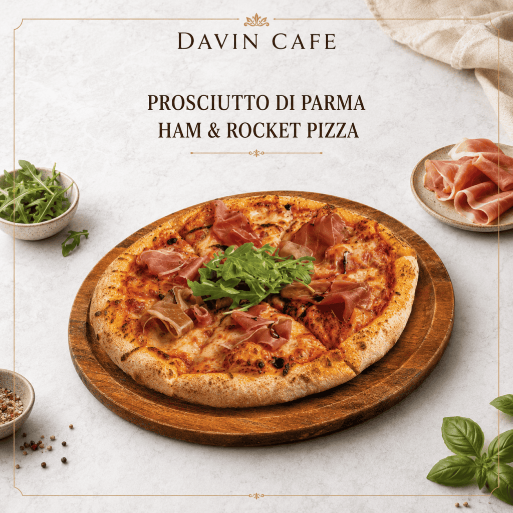 พิซซ่าพาร์มาแฮมและร็อกเก็ตของ Davin Cafe เสิร์ฟบนถาดไม้พร้อมแป้งอบกรอบ ชีสเยิ้ม พาร์มาแฮม และผักร็อกเก็ตสด เป็นเมนูมื้อเที่ยงที่เหมาะสำหรับสั่งแชร์ระหว่างเพื่อนหรือครอบครัวในบรรยากาศคาเฟ่สบาย ๆ