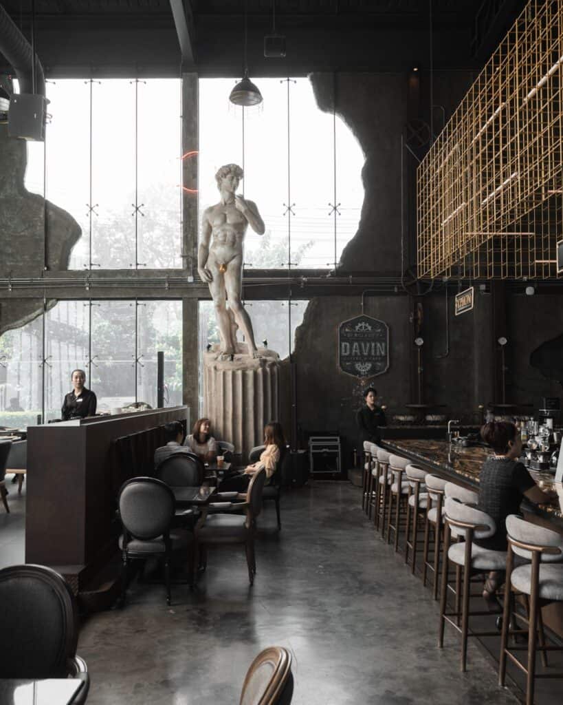 คาเฟ่ยอดฮิต รามอินทรา ที่ DAVIN CAFE บรรยากาศภายในร้านสไตล์ยุโรปเพดานสูง ดีไซน์หรู พื้นที่นั่งกว้าง บาร์กาแฟระดับพรีเมียม และมุมถ่ายรูปสวย เหมาะสำหรับสายคาเฟ่ในกรุงเทพ