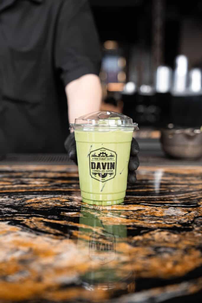 แก้ว มัทฉะลาเต้ เกรดพรีเมียมพร้อมเสิร์ฟที่ DAVIN CAFE กรุงเทพ รังสรรค์จากมัทฉะแท้คุณภาพสูง ให้รสชาติเข้มข้น เนียนละมุน หอมชาเขียวญี่ปุ่น เหมาะสำหรับคนรักมัทฉะตัวจริง