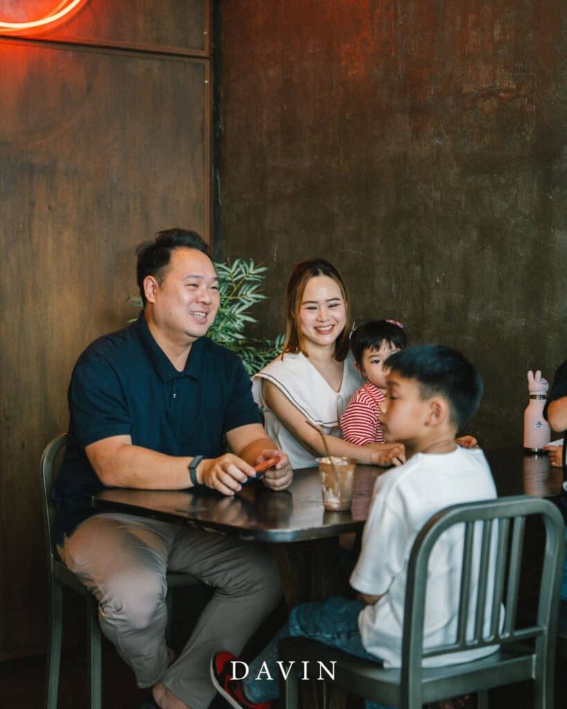 Parents and children spending time together at DAVIN CAFE, a family restaurant in Ramintra ideal for relaxed family meals