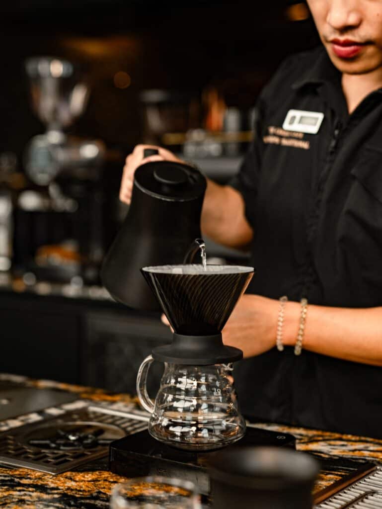 DAVIN CAFE barista brewing Panama Geisha with a pour-over dripper to highlight the aroma and flavor characteristics of specialty coffee