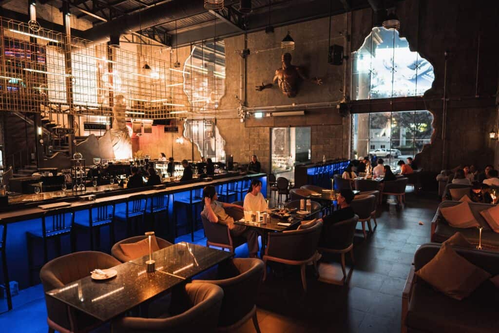 ร้านอาหาร รามอินทรา ที่ DAVIN CAFE บรรยากาศดินเนอร์ช่วงเย็นภายในร้านสไตล์ยุโรป พื้นที่กว้าง โปร่งสบาย เหมาะสำหรับร้านอาหารครอบครัว ฉลองวันเกิด จัดเลี้ยง และสังสรรค์กับเพื่อนในโอกาสพิเศษ