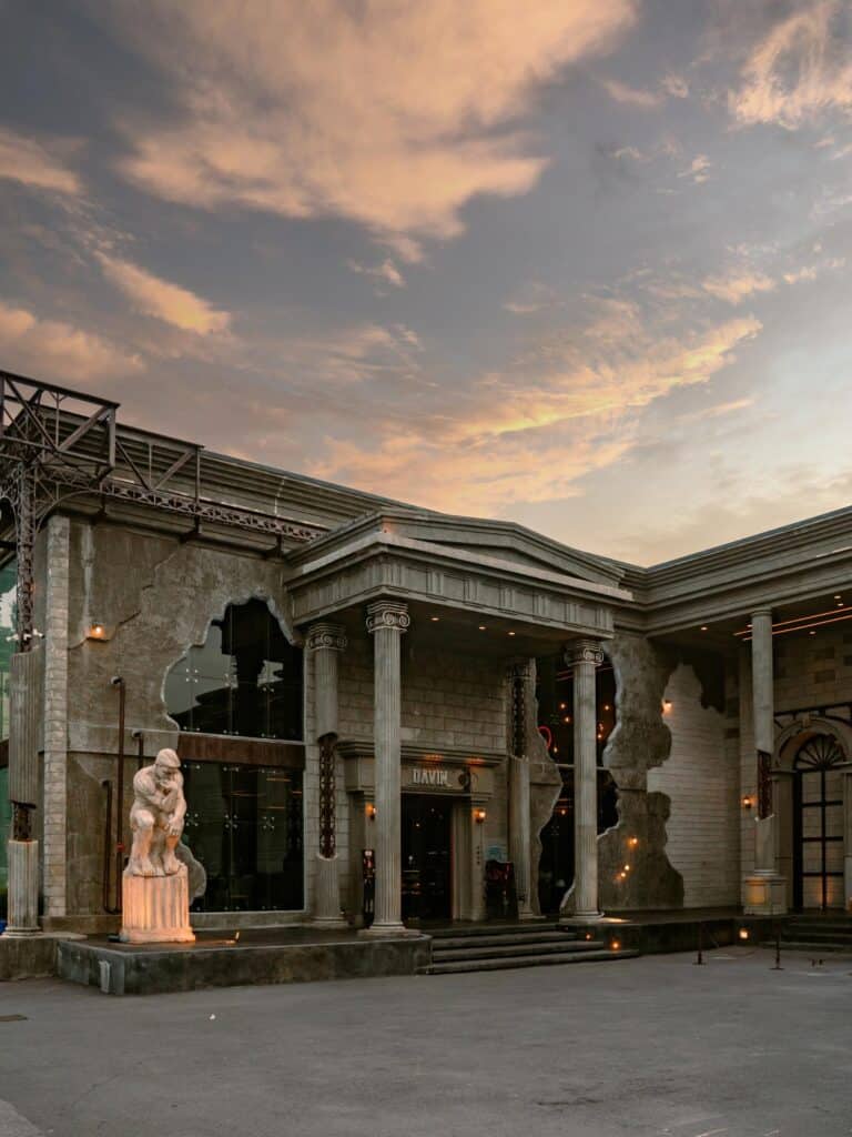 DAVIN CAFE restaurant in Pradit Manutham with distinctive European-style architecture and Roman-inspired columns