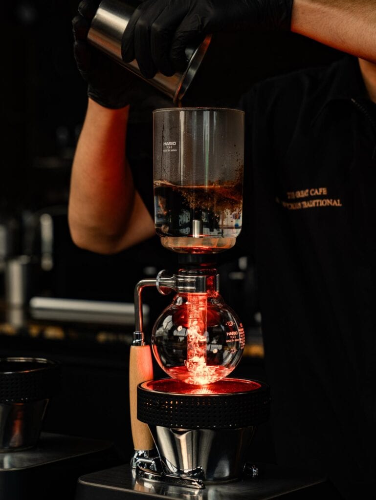 DAVIN CAFE ร้านกาแฟ Specialty กรุงเทพฯ บาริสตากำลังชงกาแฟดริปอย่างพิถีพิถัน