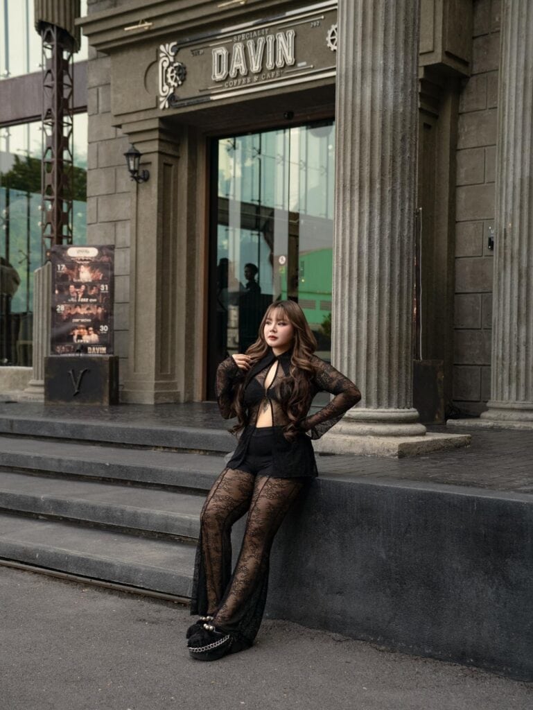 คาเฟ่ถ่ายรูป กรุงเทพ DAVIN CAFE กับมุมถ่ายภาพแฟชั่นด้านหน้าอาคารและสถาปัตยกรรมคลาสสิก