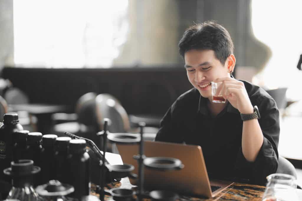 คาเฟ่อ่านหนังสือ DAVIN CAFE ย่านเลียบด่วน กับมุมนั่งทำงานด้วยแล็ปท็อปและจิบ Specialty Coffee ในบรรยากาศสบาย