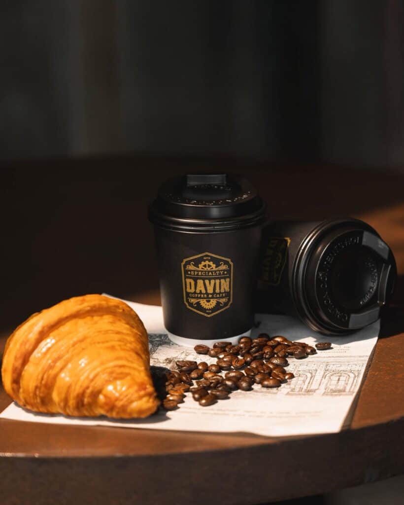 เซ็ตอาหารเช้า รามอินทรา จาก DAVIN CAFE พร้อมกาแฟและครัวซองต์สำหรับมื้อเช้า