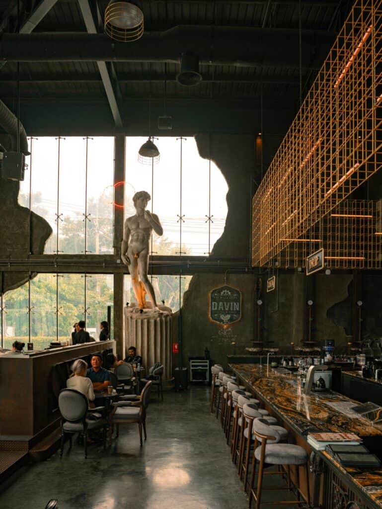 บรรยากาศภายใน DAVIN CAFE คาเฟ่ Golden Hour รามอินทรา พร้อมสถาปัตยกรรมสไตล์ยุโรป เพดานสูง และกระจกบานใหญ่รับแสงธรรมชาติ