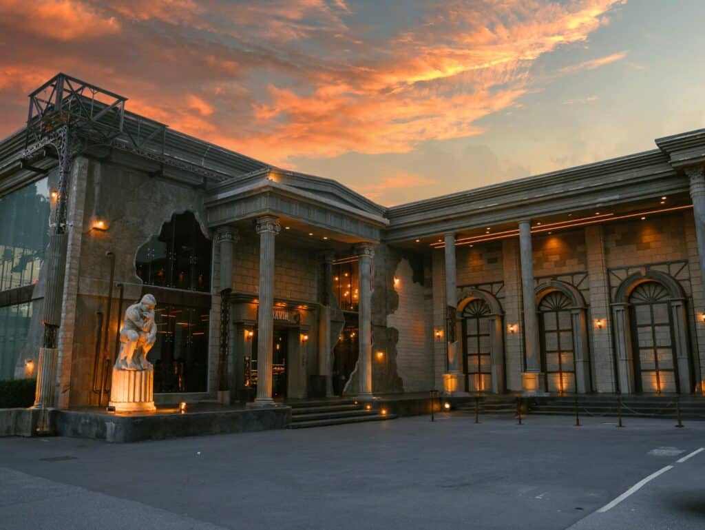 บรรยากาศด้านหน้า DAVIN CAFE คาเฟ่ Golden Hour รามอินทรา กับสถาปัตยกรรมสไตล์ยุโรปและท้องฟ้าสีทองช่วงพระอาทิตย์ตก